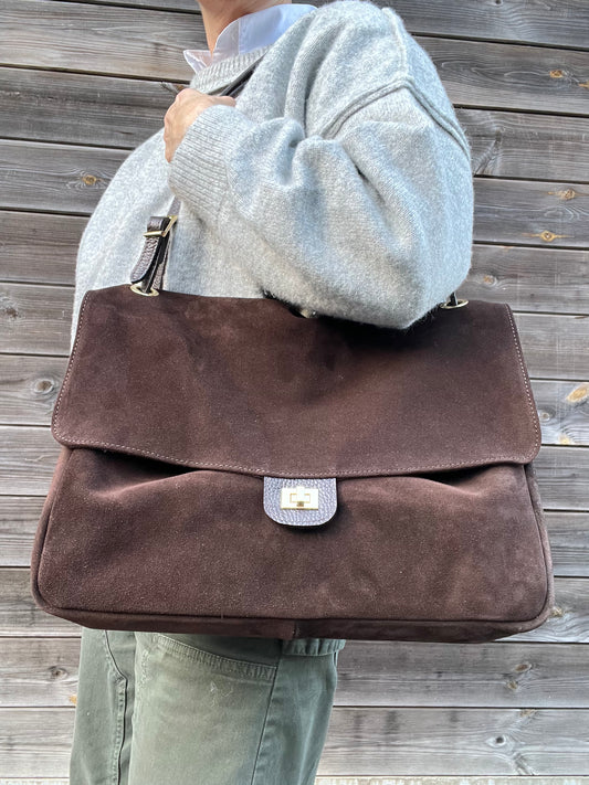 BLAZY maxi sac à rabat en daim choco