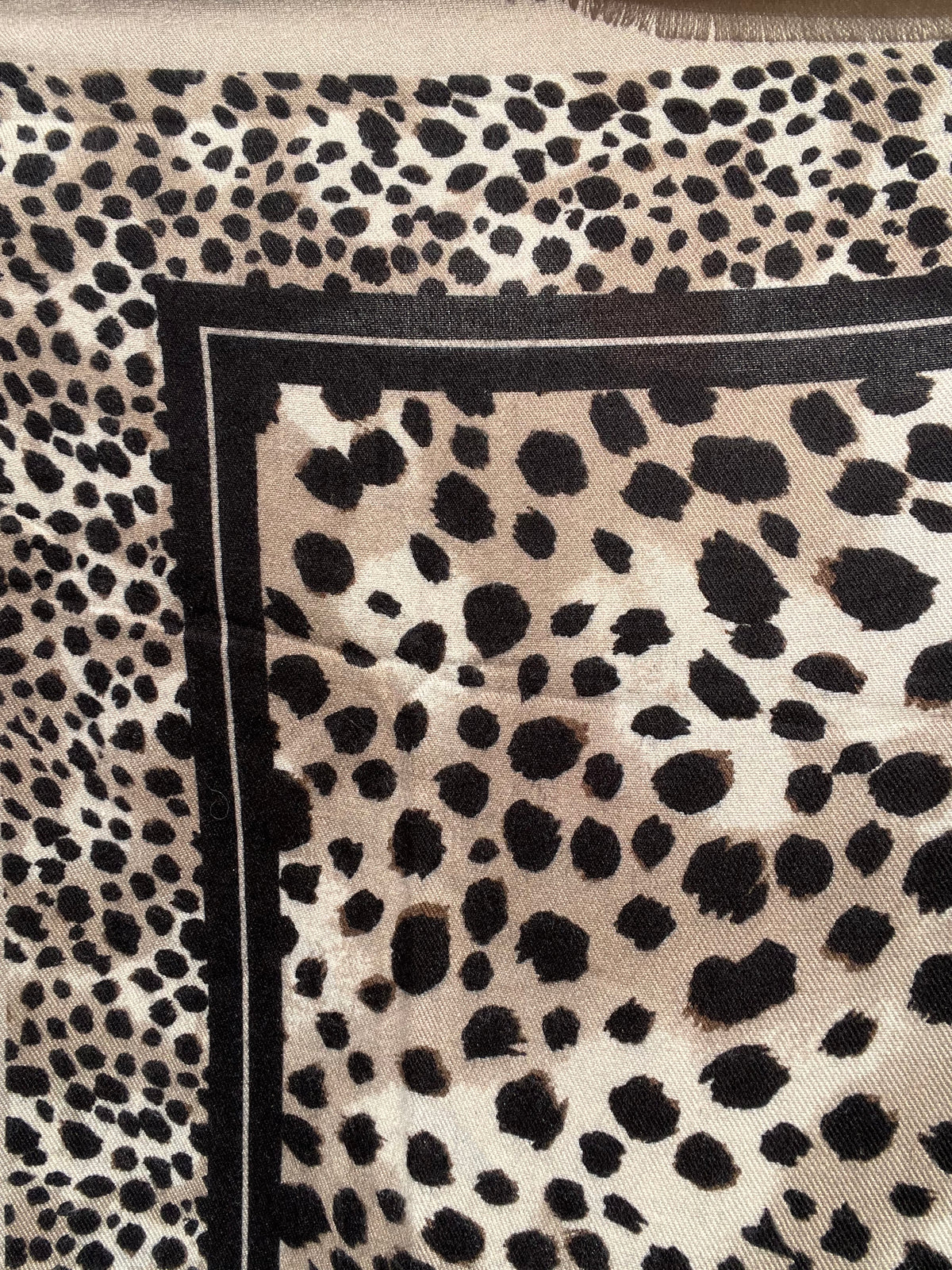 LEONARDO foulard motif léopard beige