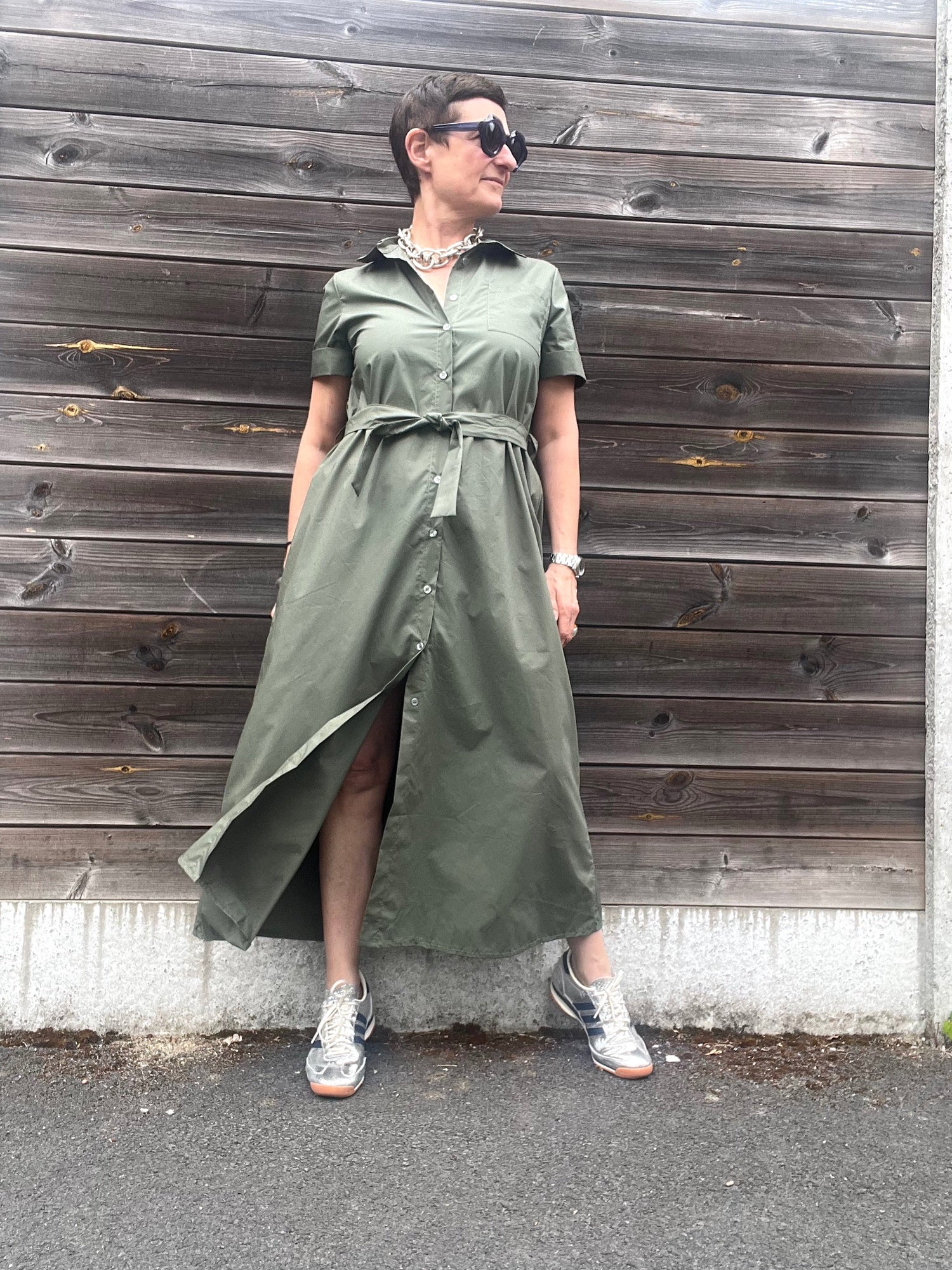 Robe élégante pour femme, coupe fluide et féminine, parfaite pour toutes les occasions