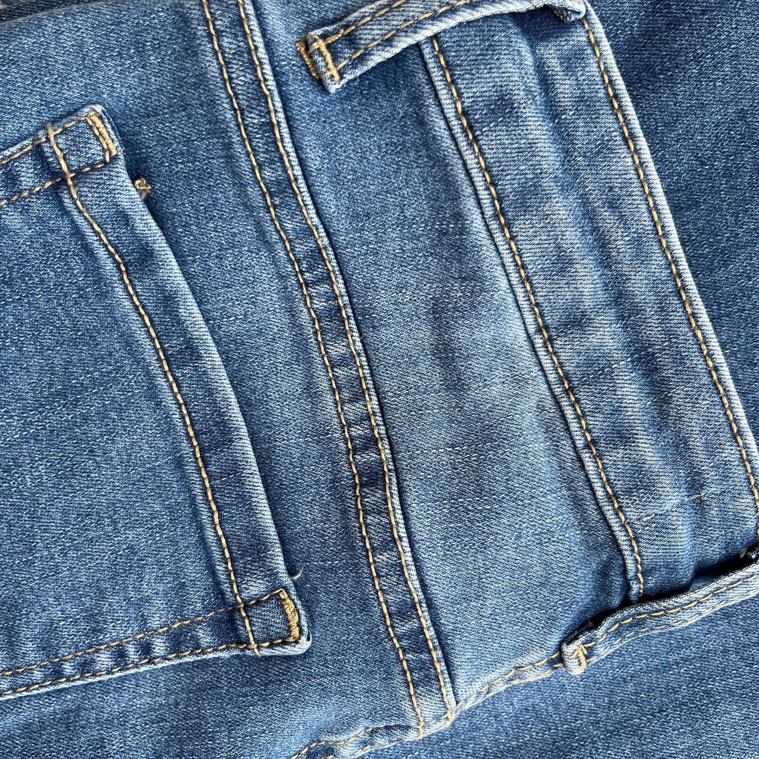 Pantalon taille haute en jeans, parfait pour un look habillé ou casual