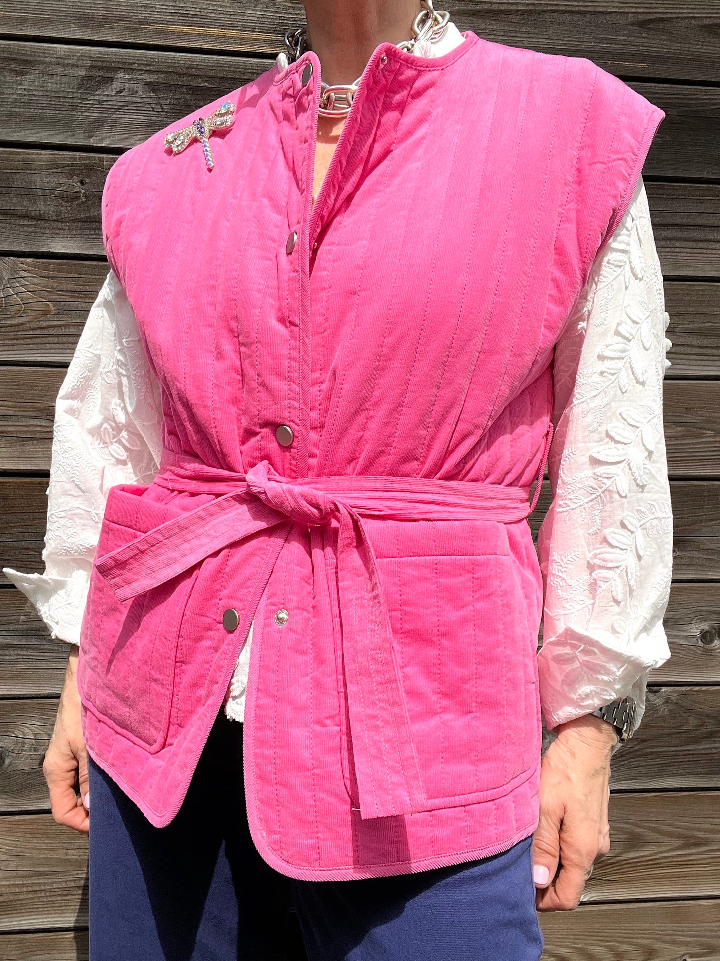 LALI gilet sans manche & broche strass