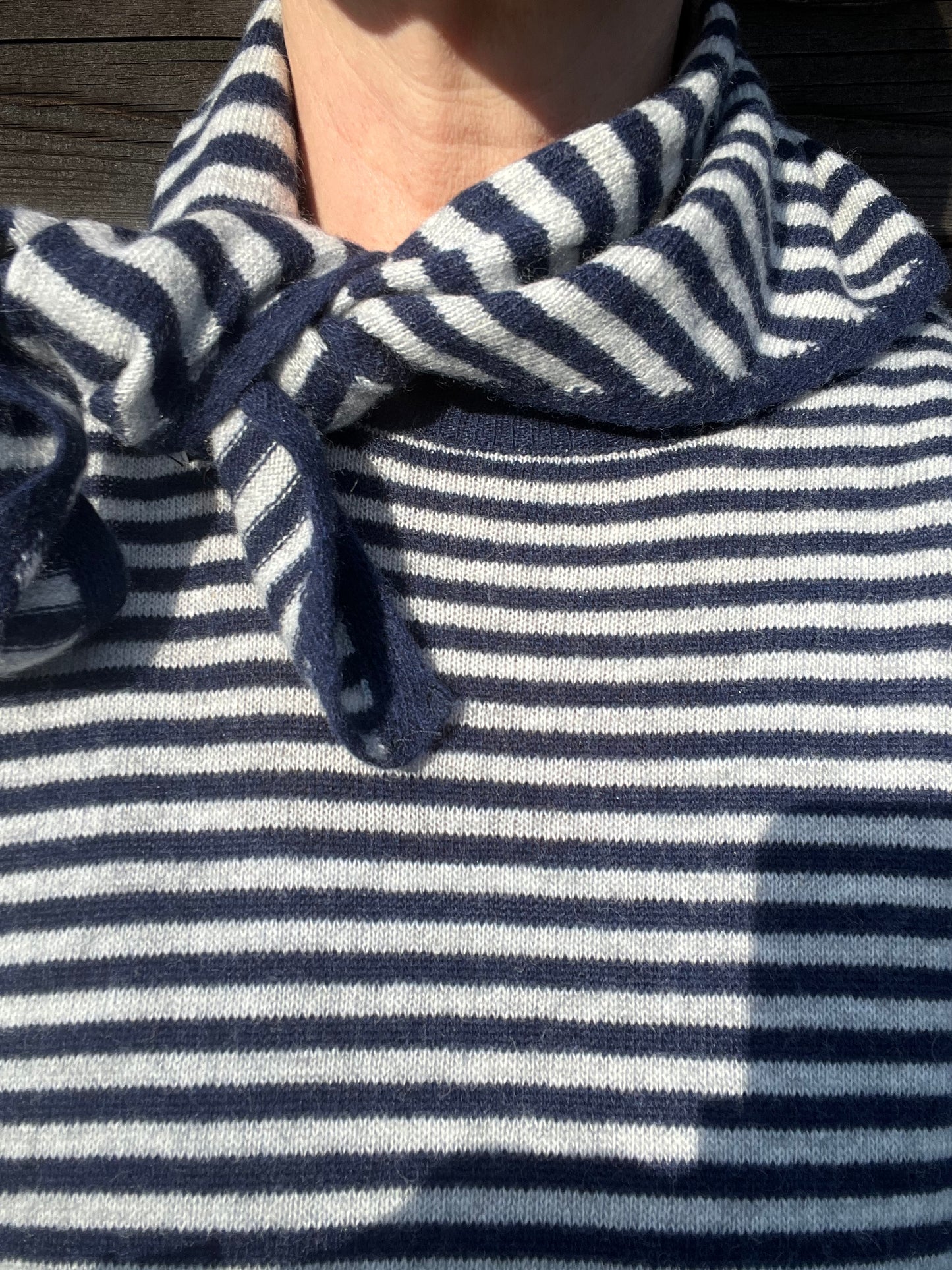DRIEHOEK foulard rayé en maille navy/grey