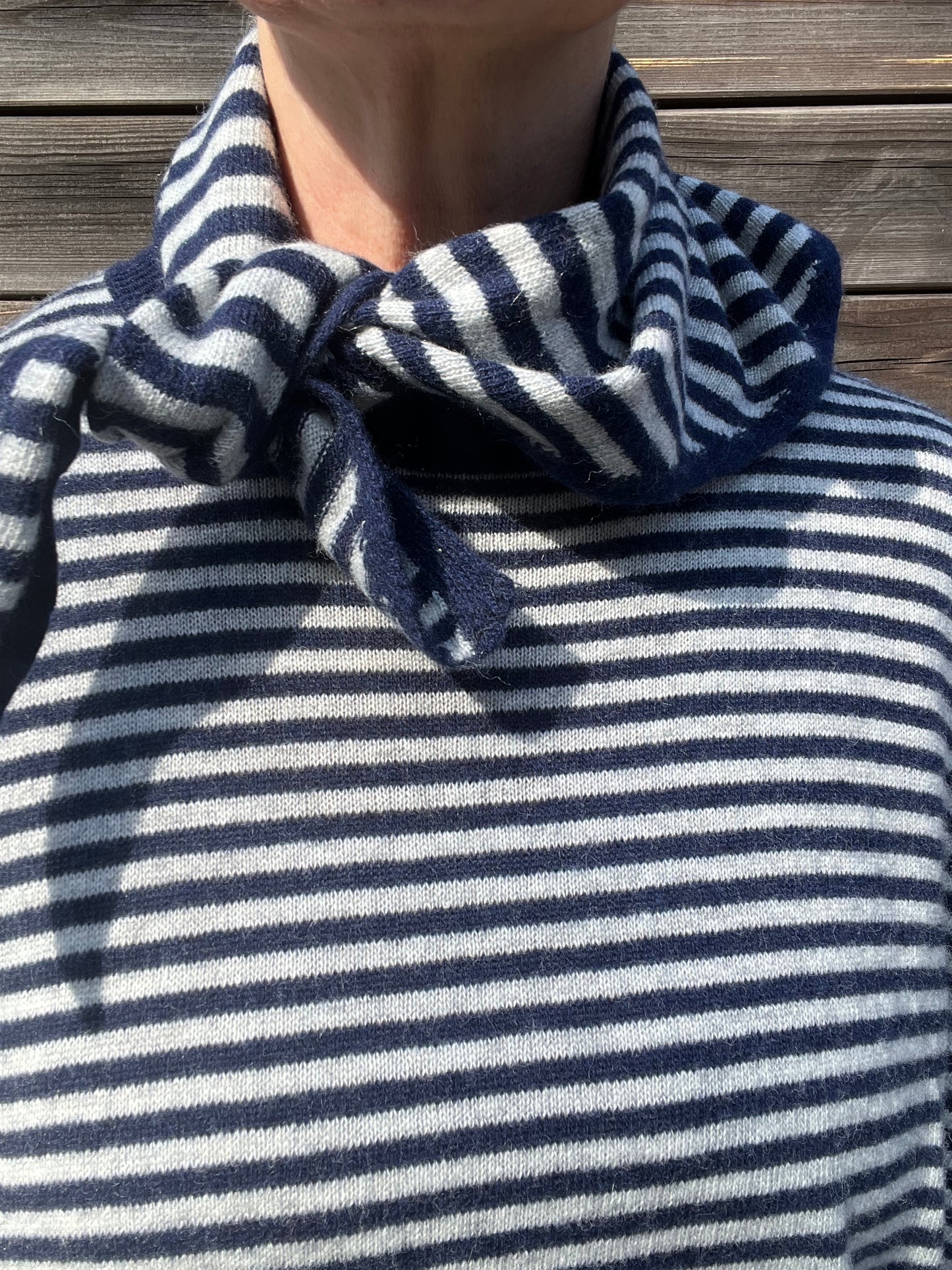 DRIEHOEK foulard rayé en maille navy/grey