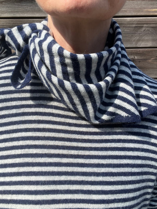 DRIEHOEK foulard rayé en maille navy/grey