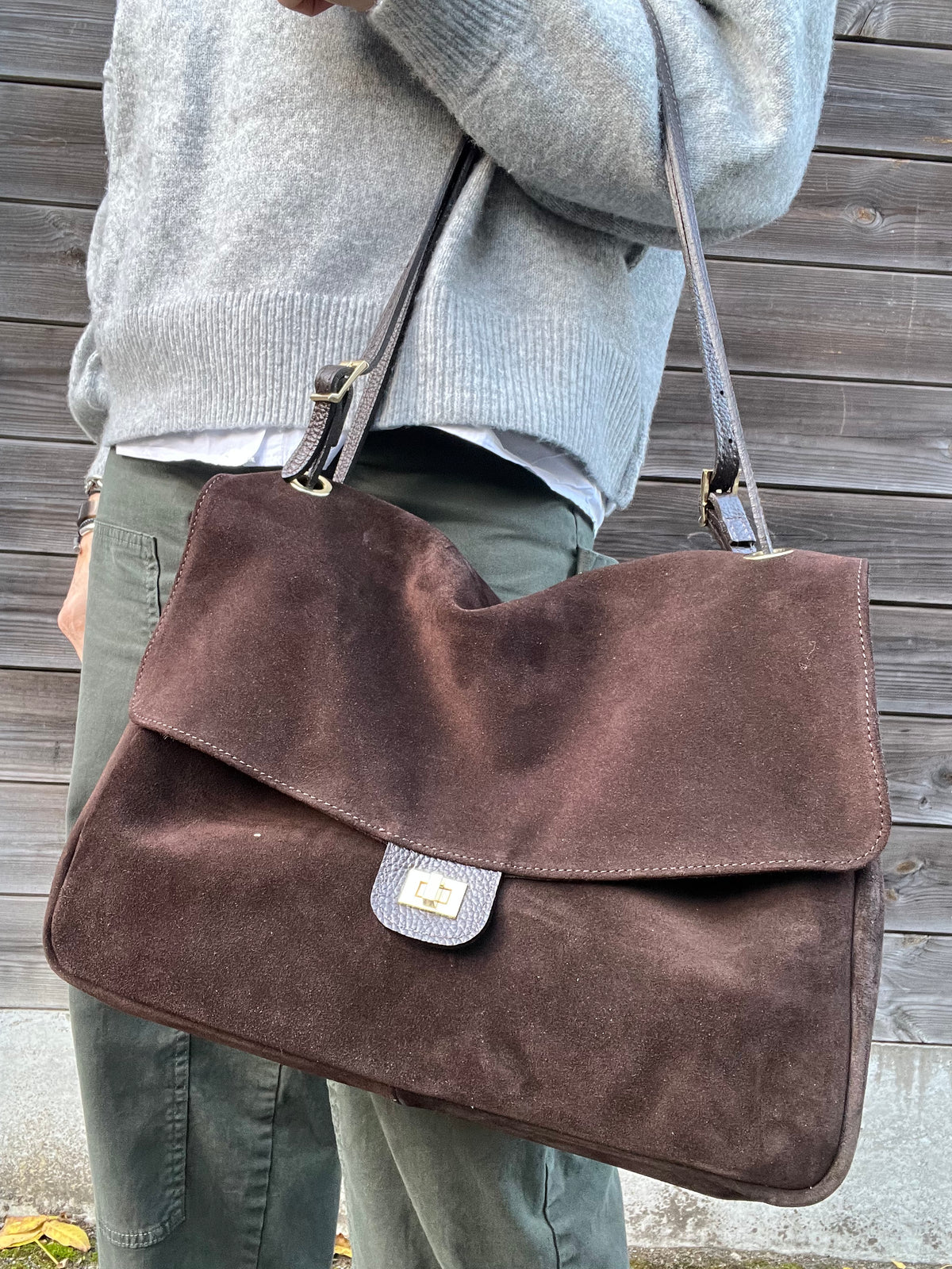 BLAZY maxi sac à rabat en daim choco