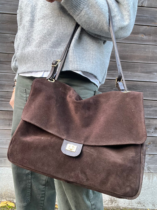 BLAZY maxi sac à rabat en daim choco