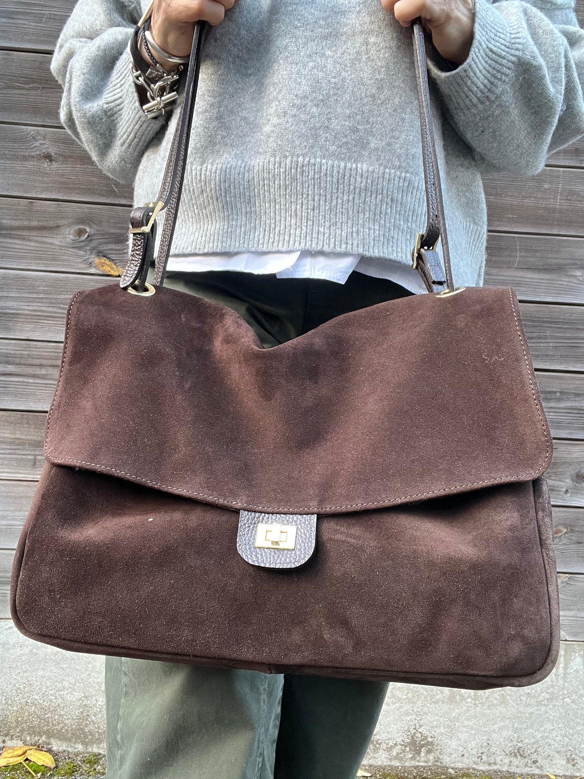 BLAZY maxi sac à rabat en daim choco