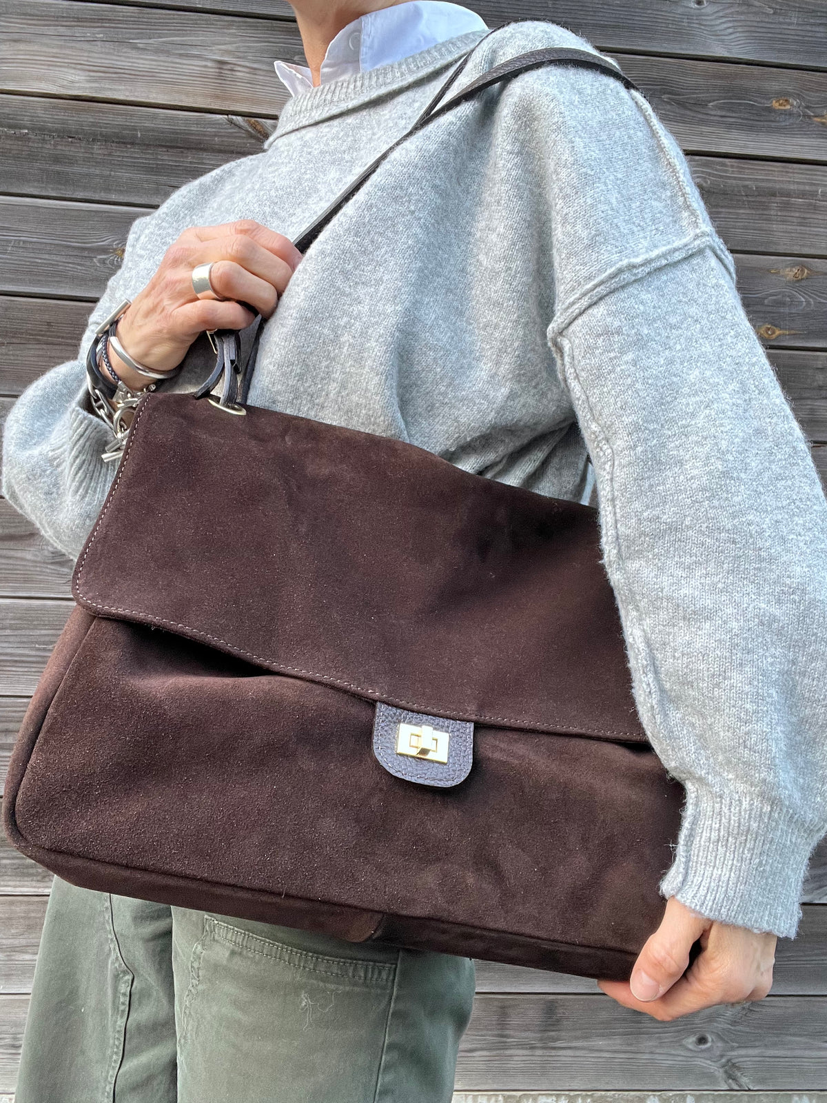 BLAZY maxi sac à rabat en daim choco