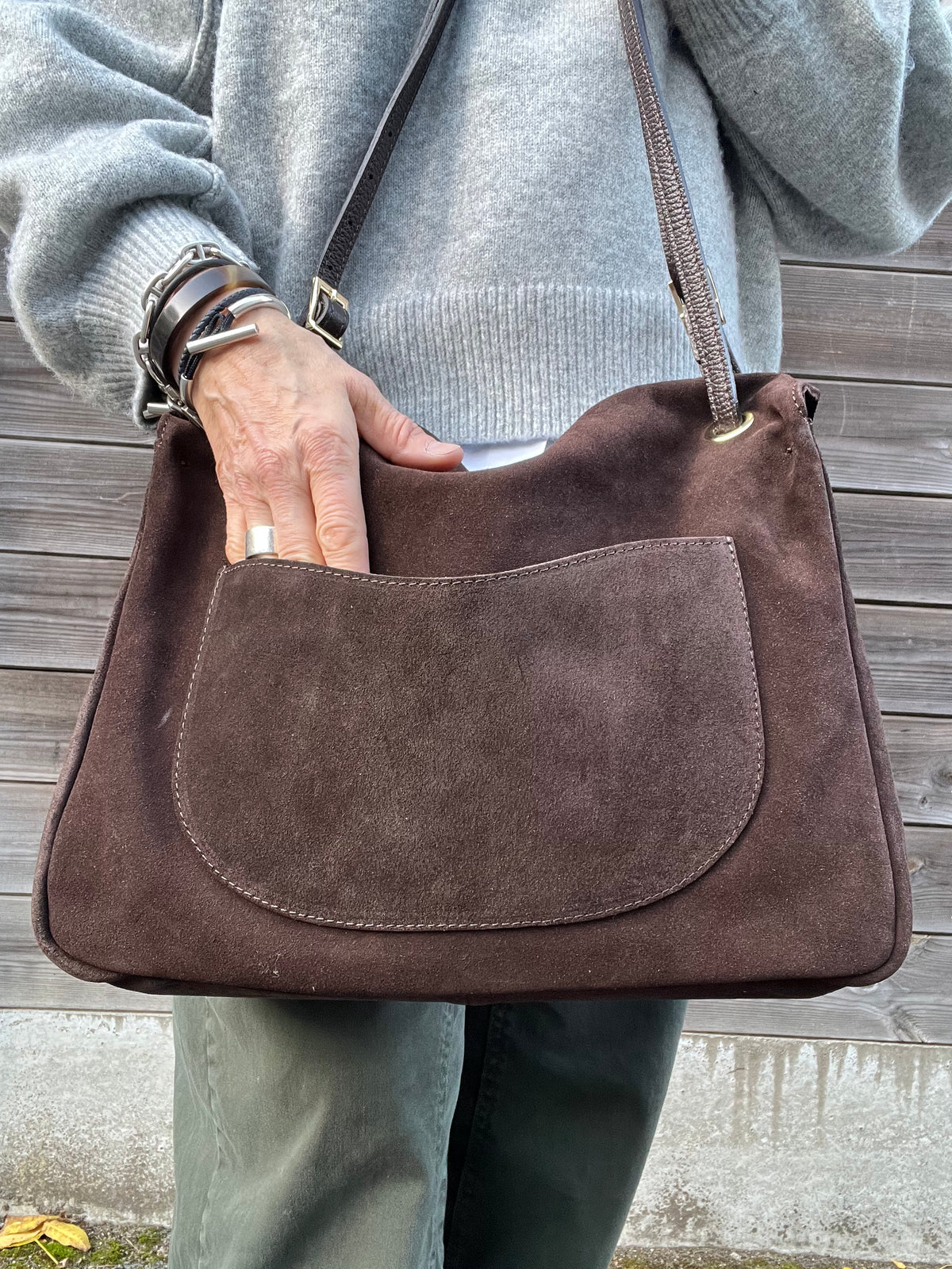 BLAZY maxi sac à rabat en daim choco