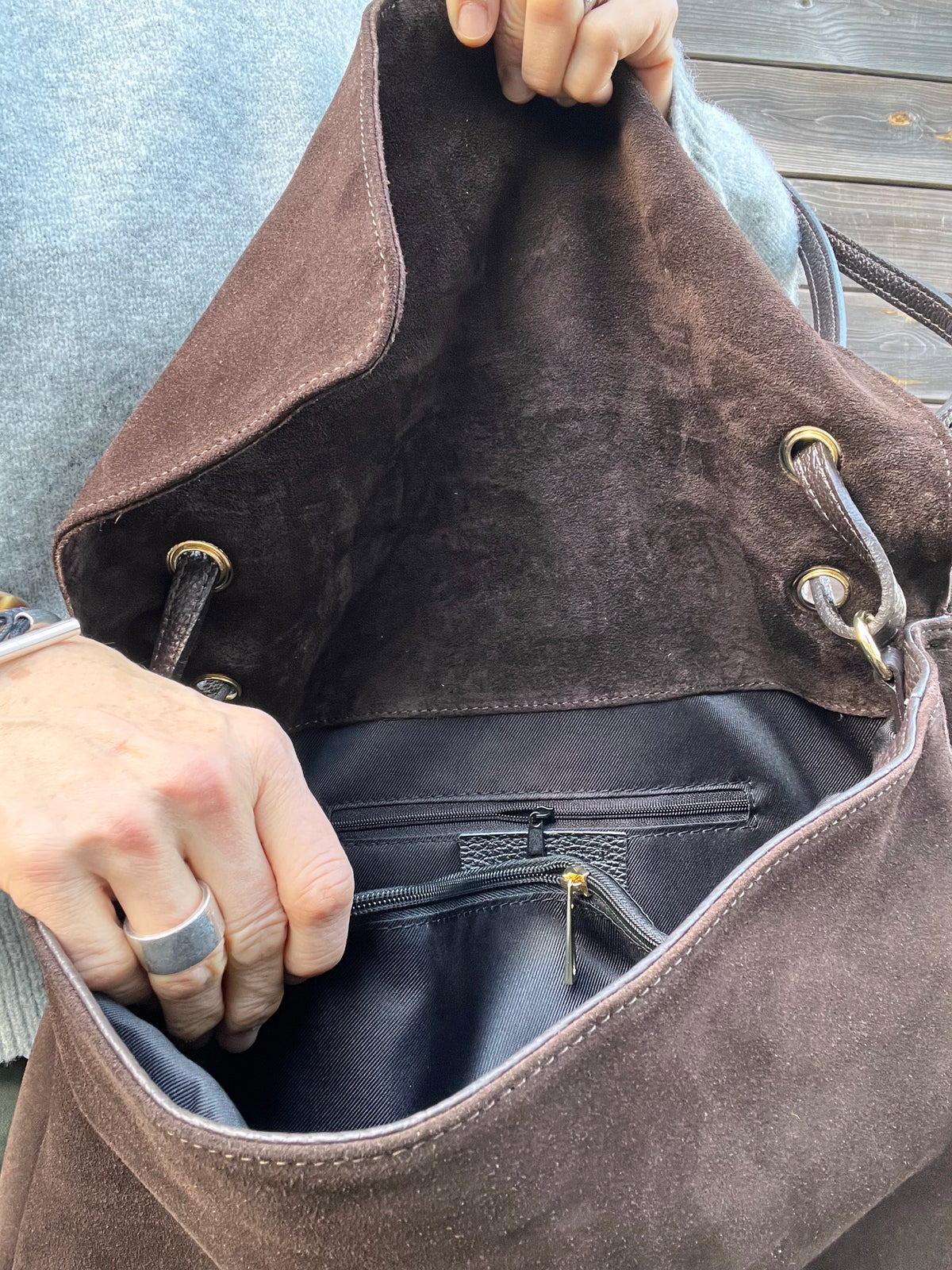 BLAZY maxi sac à rabat en daim choco