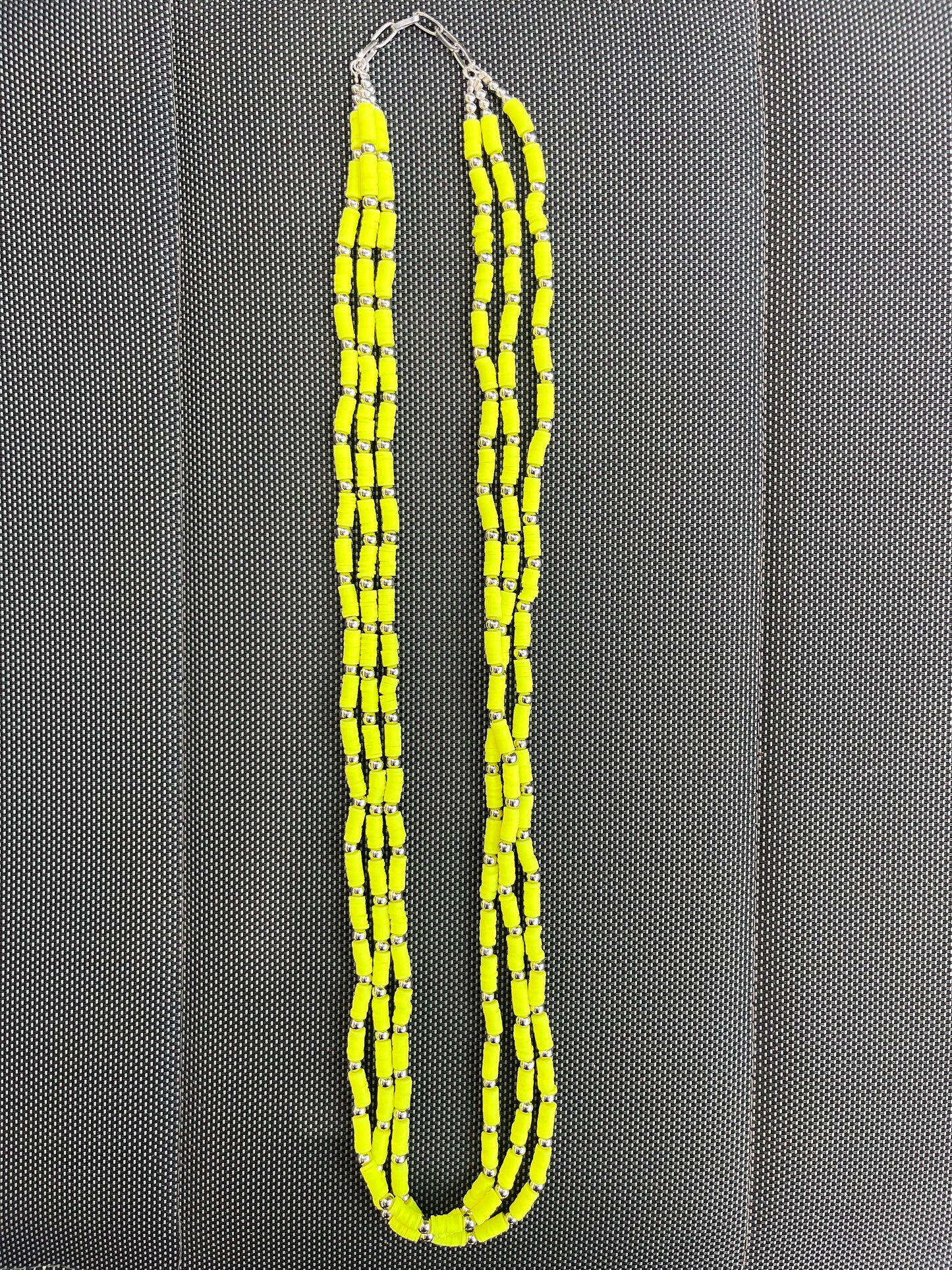 RUBBE sautoir 3 rangs neon yellow