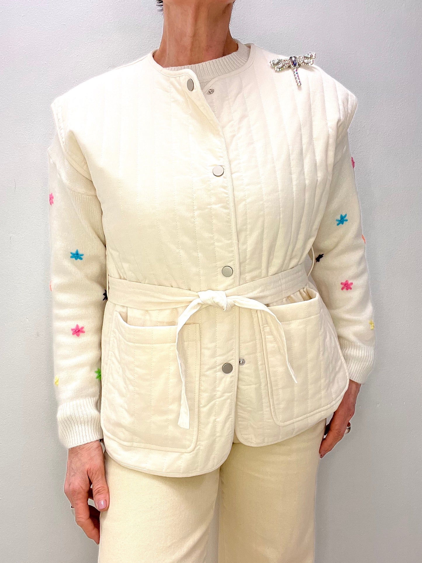 LALI gilet sans manche & broche strass