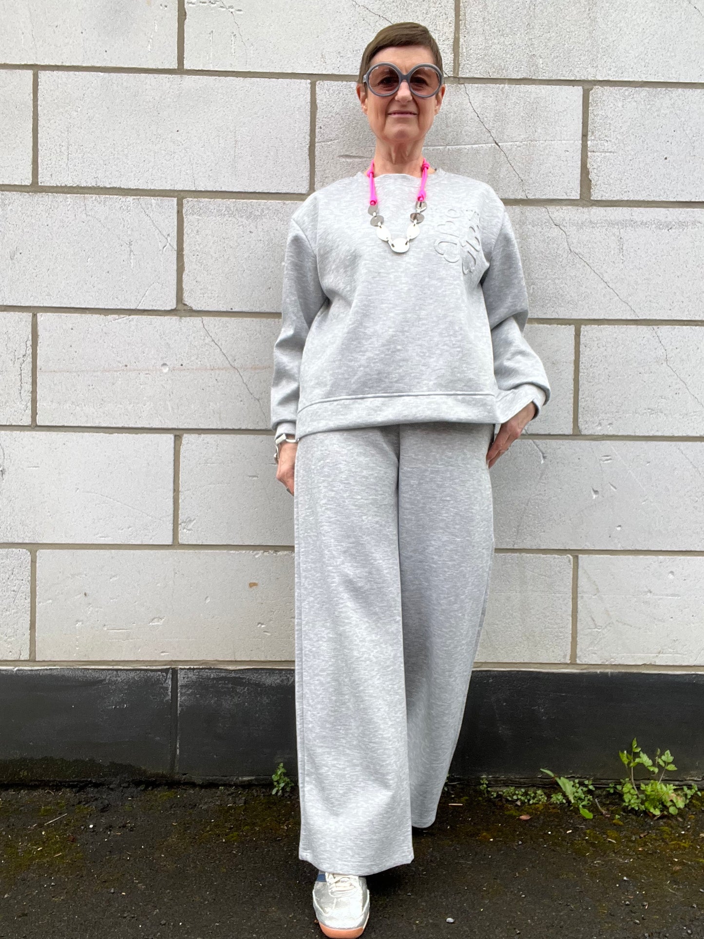 LOEVE sweat motif relief grey