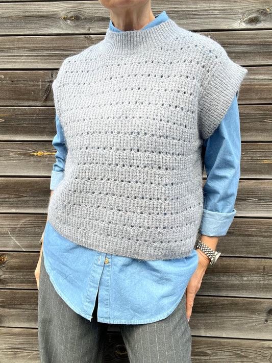 CERISE pull sans manche ajouré grey