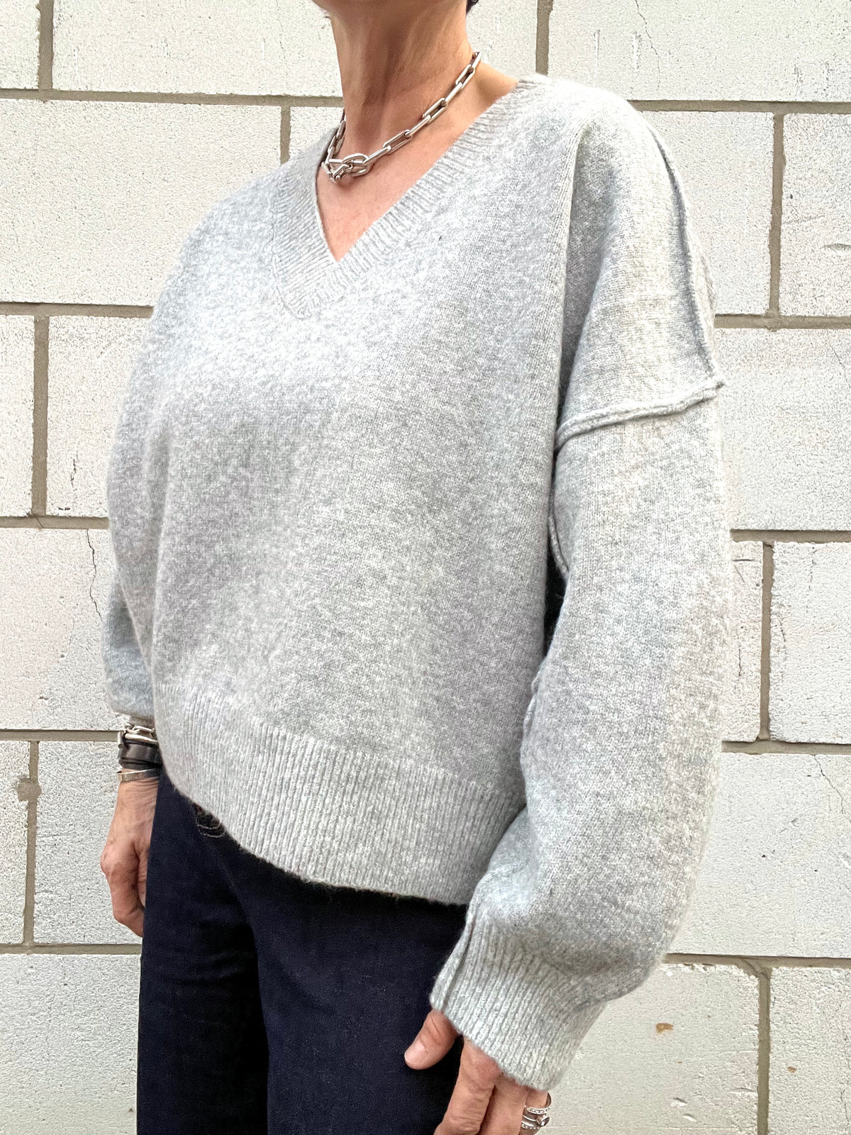 VICKY pull V coutures inside/out grey
