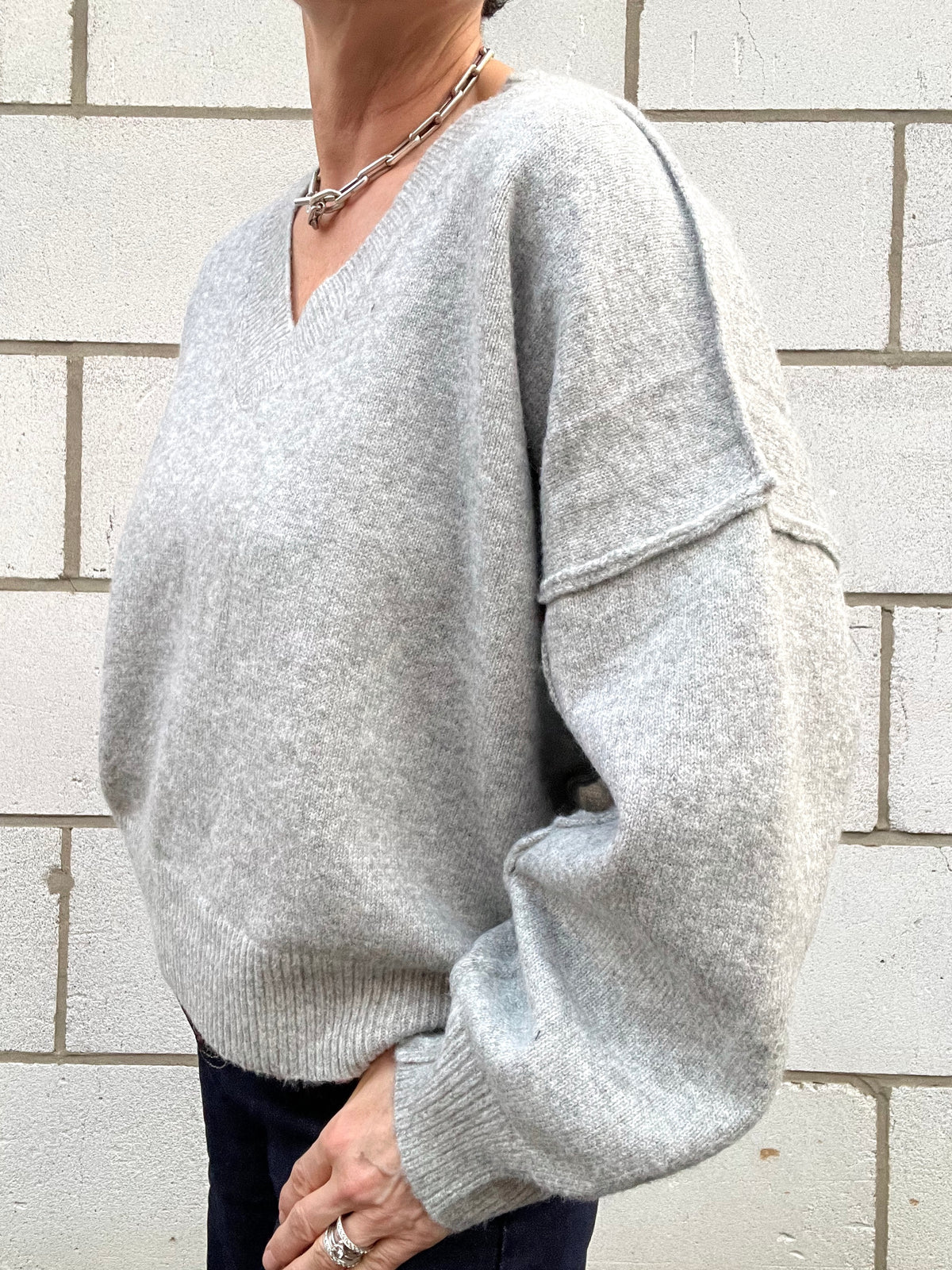 VICKY pull V coutures inside/out grey