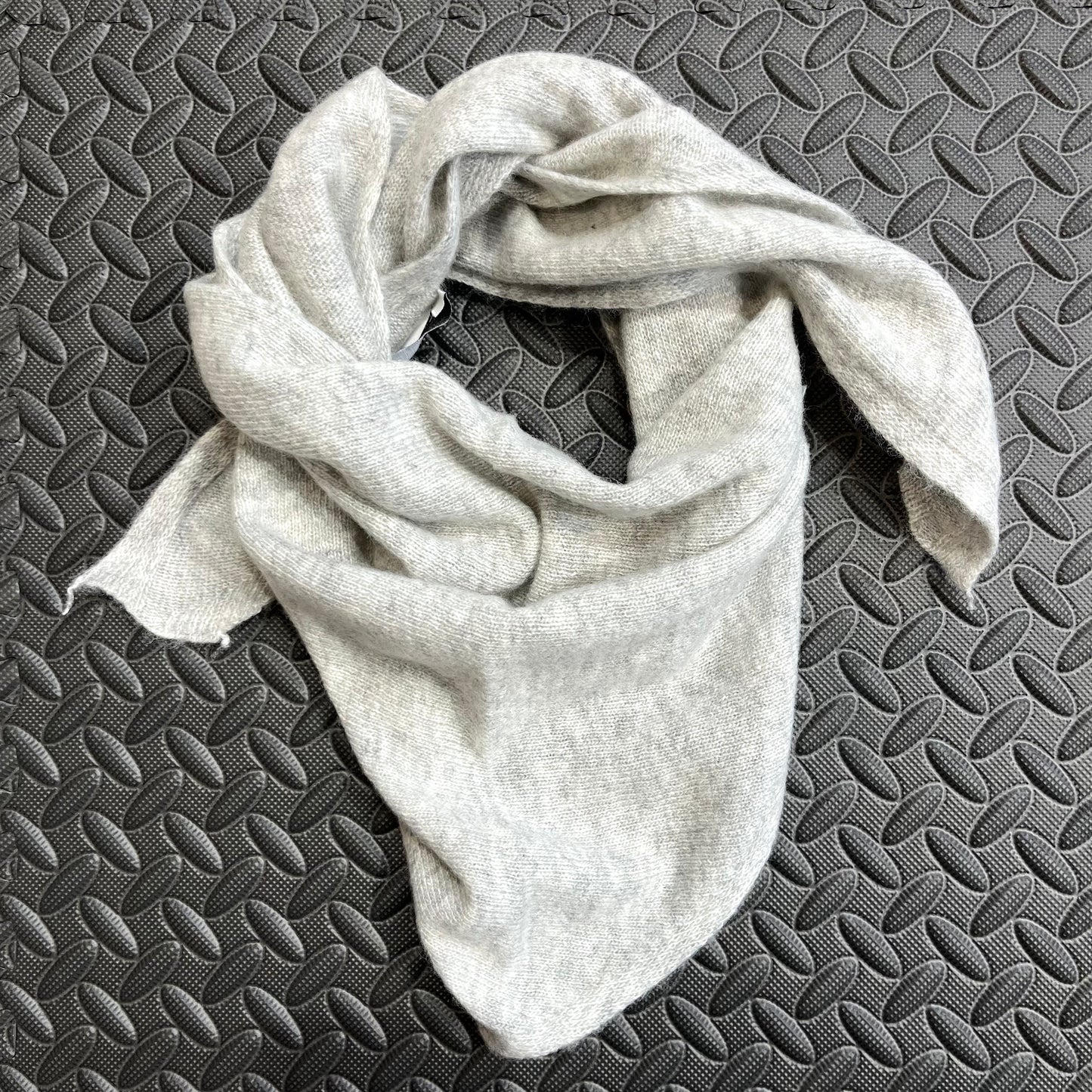 DRIEHOEK foulard en maille grey