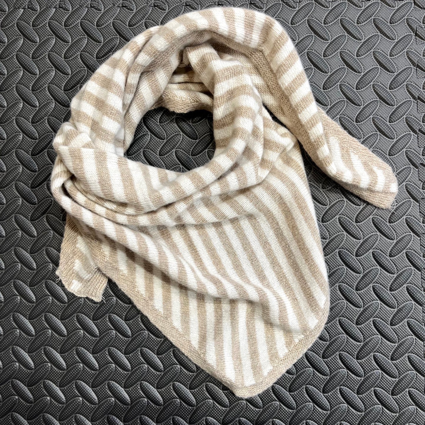 DRIEHOEK foulard rayé en maille beige/cream