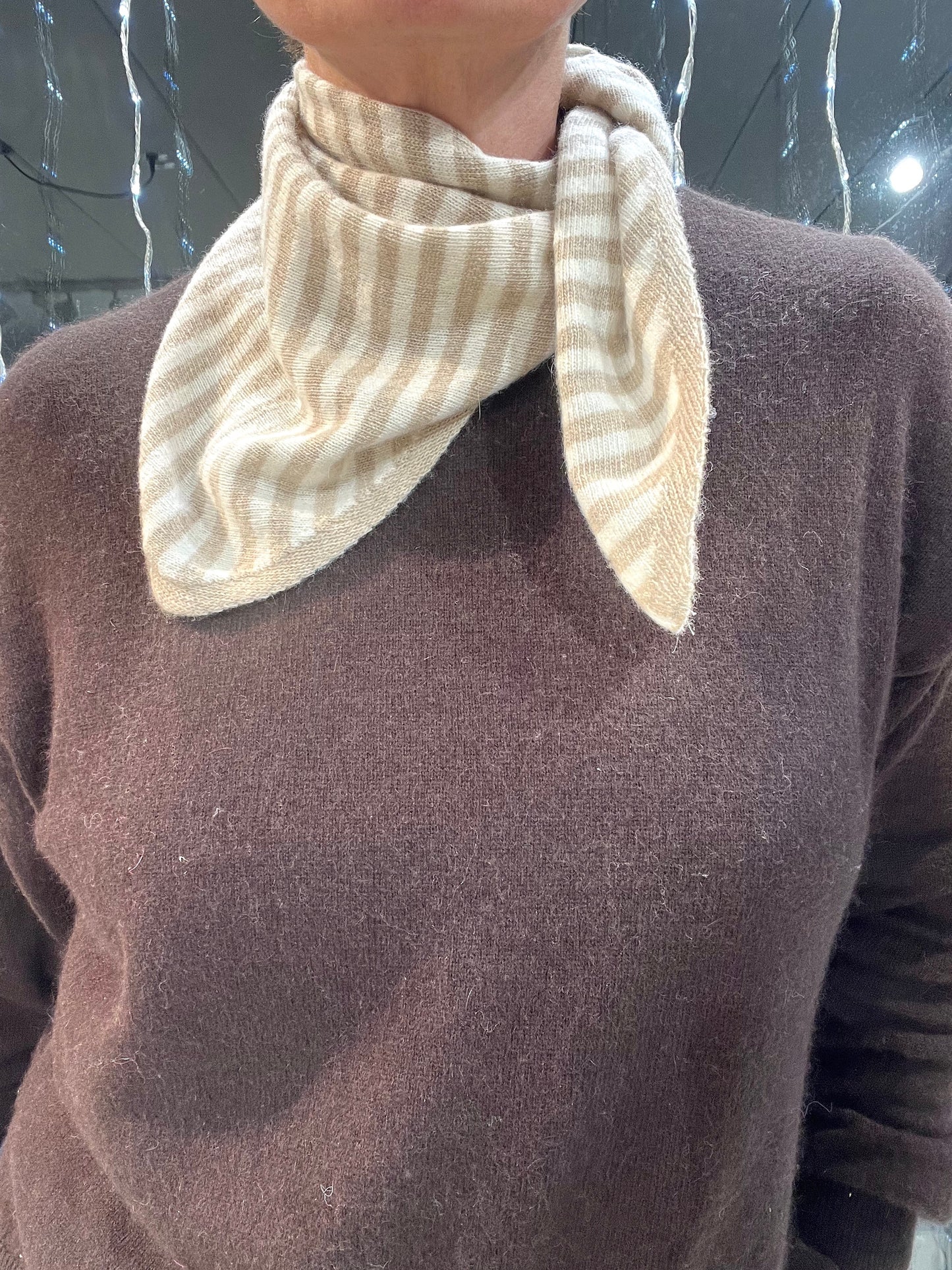 DRIEHOEK foulard rayé en maille beige/cream
