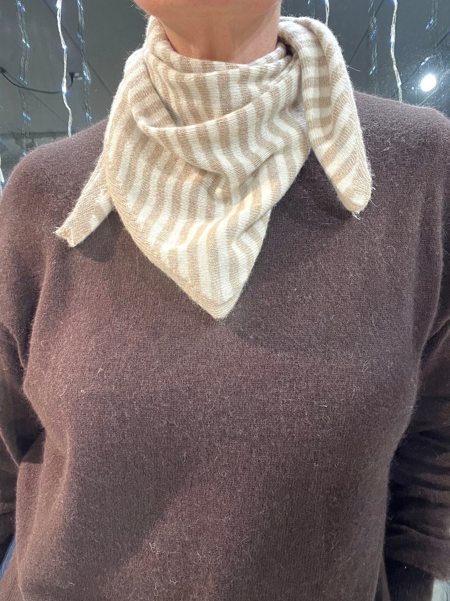 DRIEHOEK foulard rayé en maille beige/cream