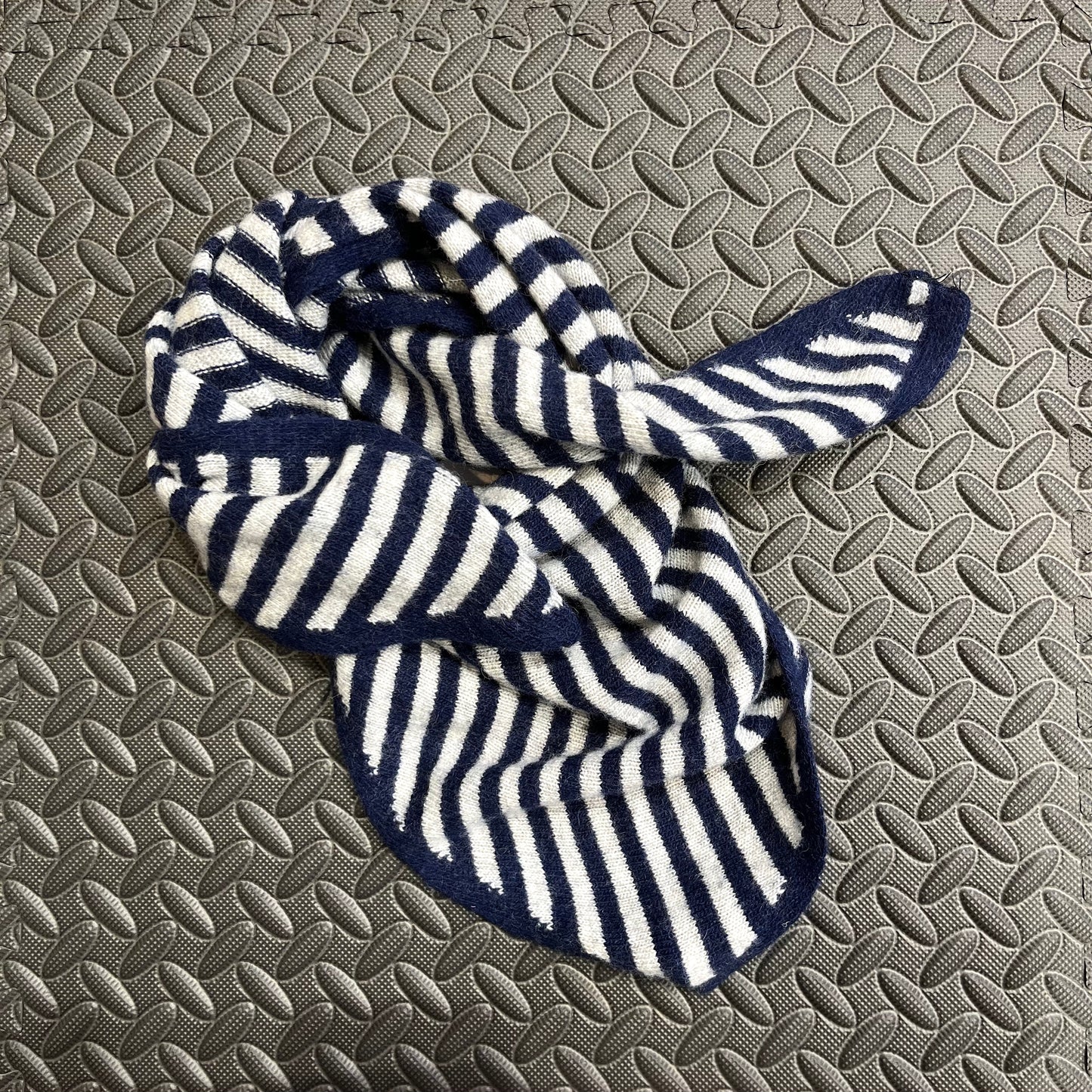 DRIEHOEK foulard rayé en maille navy/grey