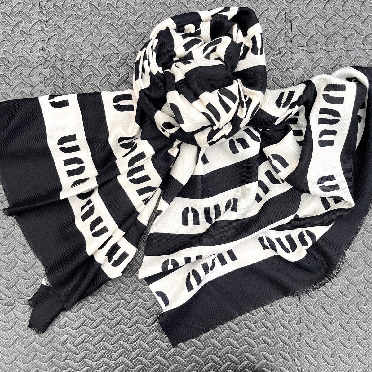 MUM écharpe légère motif graphique noir