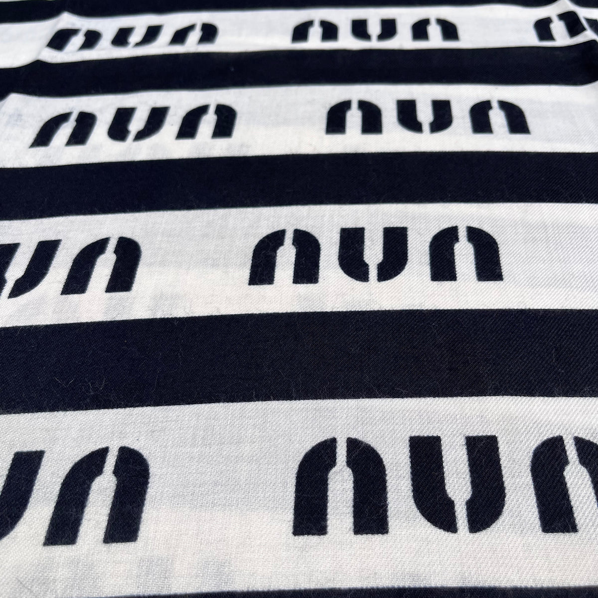 MUM écharpe légère motif graphique noir