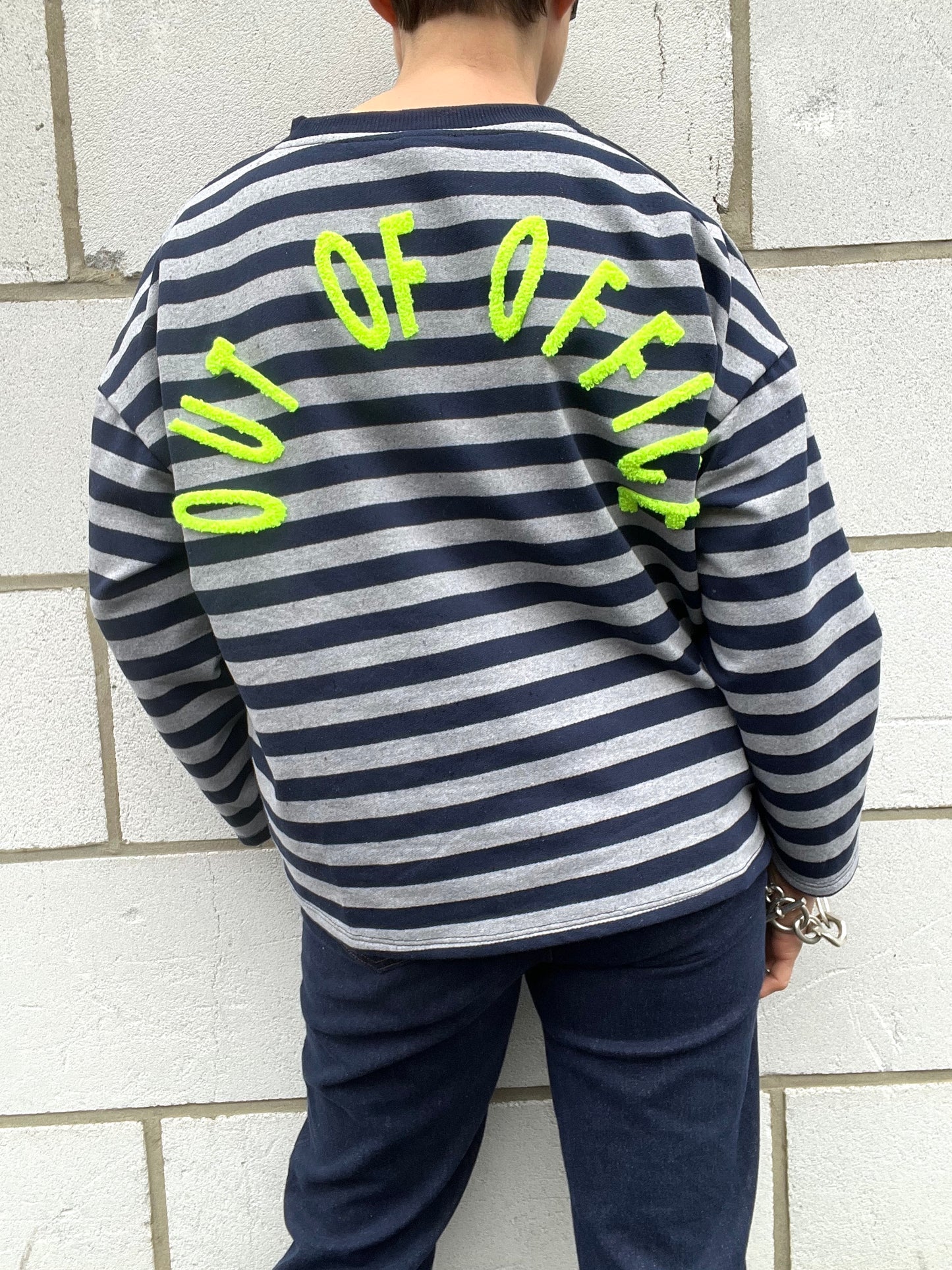 OFF sweat broderie fluo dans le dos