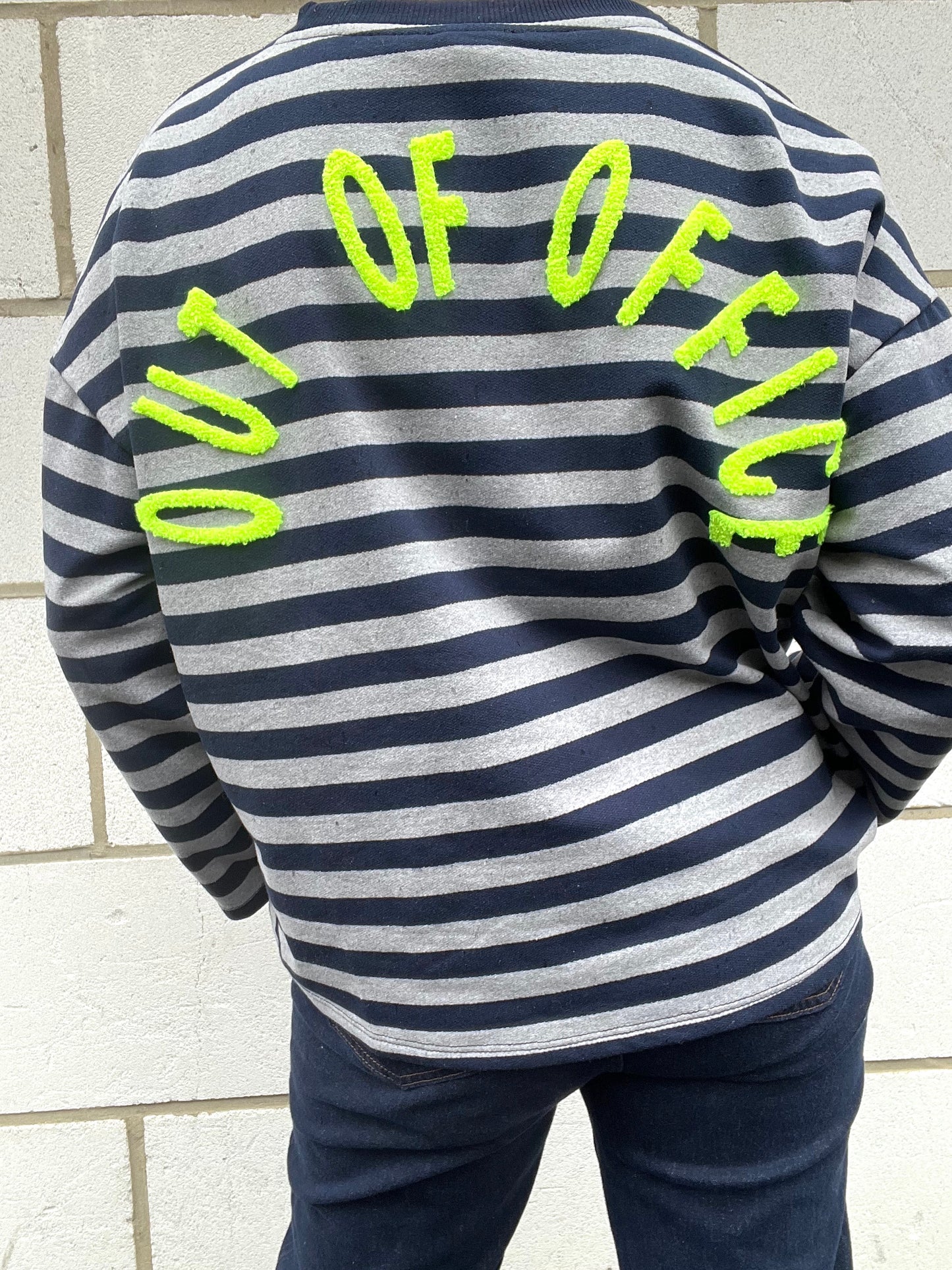 OFF sweat broderie fluo dans le dos